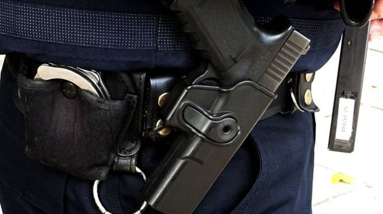 Μεγάλη επιχείρηση της ΕΛ.ΑΣ. στο Ζεφύρι – Βρέθηκε κλεμμένο όπλο αστυνομικού | tovima.gr