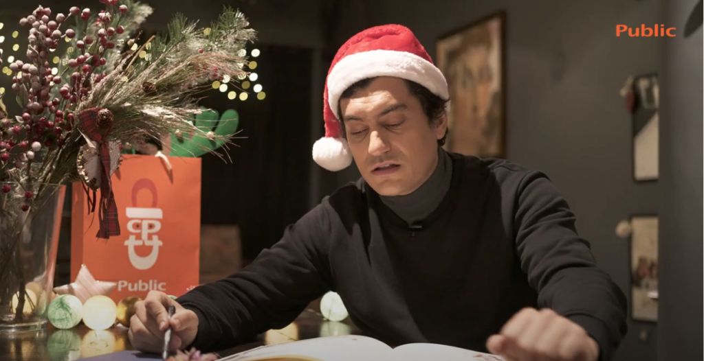 Ο Αργύρης Πανταζάρας στον πιο χριστουγεννιάτικο ρόλο της ζωής του μας κάνει να νιώσουμε πάλι παιδιά