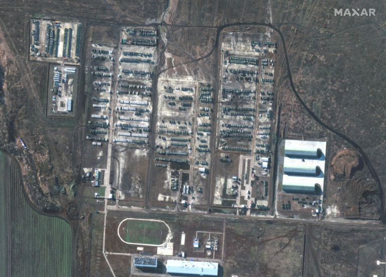 Ρωσία – Εικόνες δορυφόρου δείχνουν να έχει συγκεντρώσει εκατοντάδες τεθωρακισμένα στα σύνορα με την Ουκρανία | tovima.gr