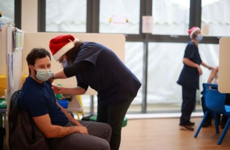 Βρετανία – Κοσμοσυρροή στα εμβολιαστικά κέντρα ανήμερα των Χριστουγέννων λόγω Όμικρον