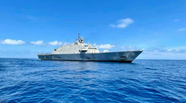 Πολεμικό πλοίο των ΗΠΑ μετατράπηκε σε «κορονοβόμβα» | tovima.gr
