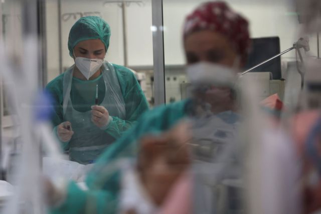 Κοροναϊός – Δεν εγκαταλείπουν τους ασθενείς τους οι υγειονομικοί – Χριστούγεννα στο νοσοκομείο | tovima.gr