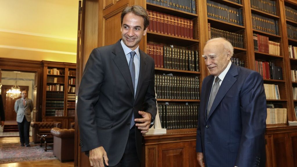 Κάρολος Παπούλιας –  «Η πατρίδα αποχαιρετά, σήμερα, έναν μεγάλο Έλληνα» λέει ο Κ. Μητσοτάκης