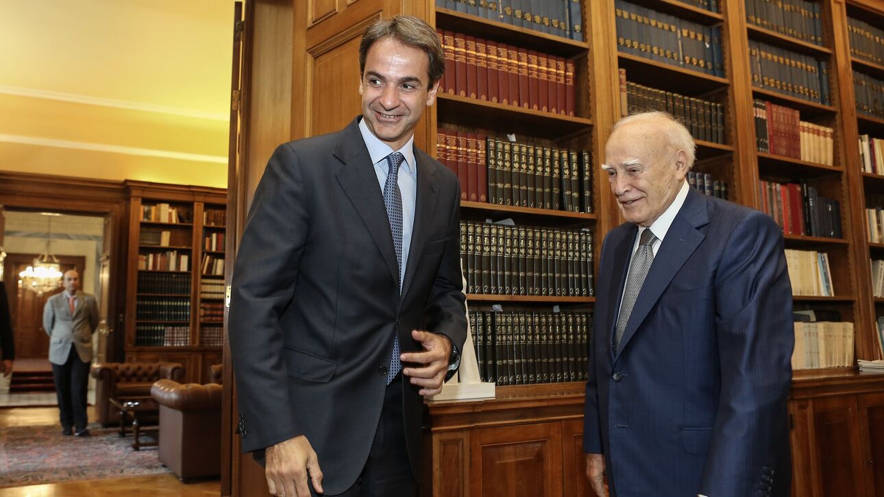 Κάρολος Παπούλιας –  «Η πατρίδα αποχαιρετά, σήμερα, έναν μεγάλο Έλληνα» λέει ο Κ. Μητσοτάκης