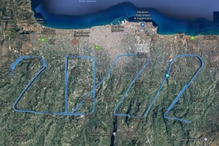 Κρήτη – Πιλότοι σχημάτισαν ένα τεράστιο 2022 στον ουρανό