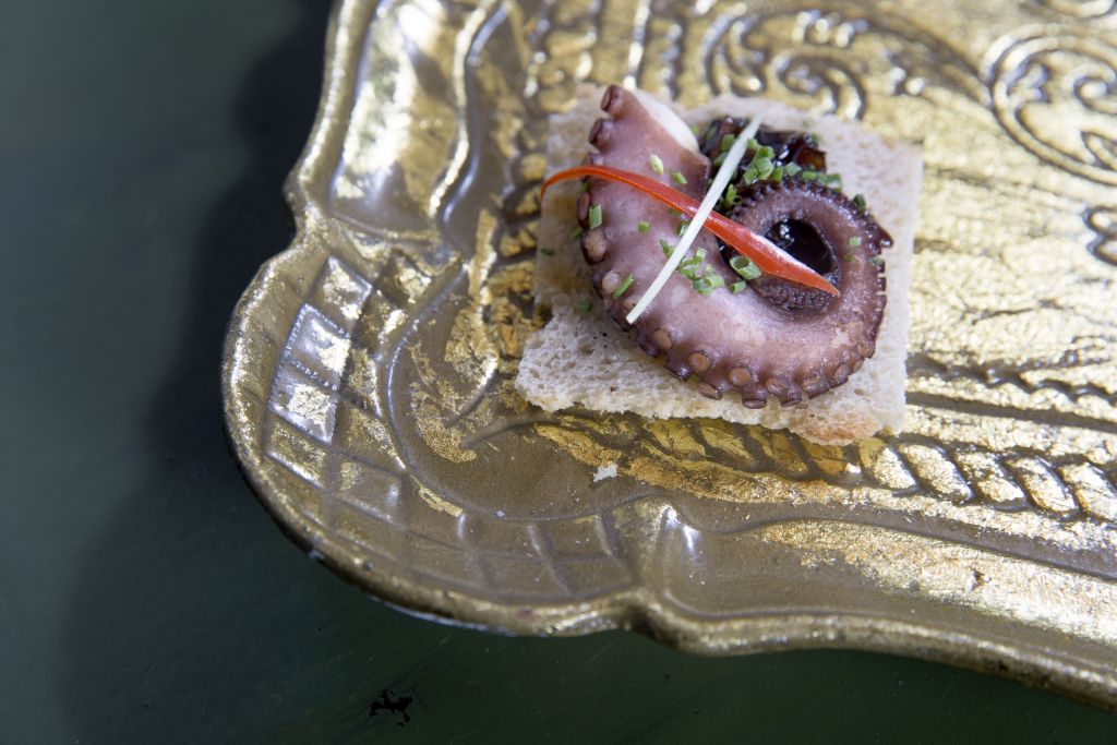 Καναπεδάκια με χταπόδι και μαρμελάδα βαλσάμικο