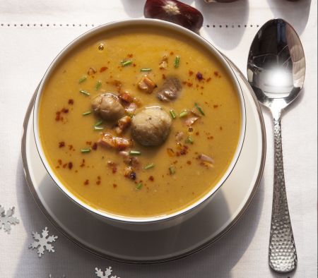 Σούπα γλυκοπατάτας με μπέικον και κάστανα