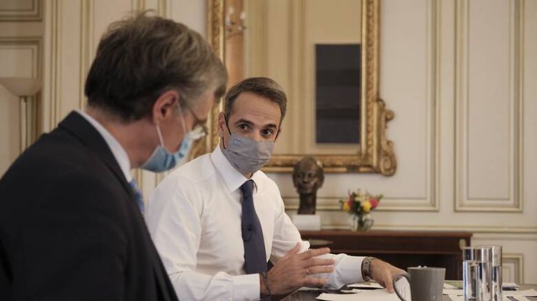 Mitsotakis, Tsiodras to meet after over 20,000 COVID-19 infections, restrictions may be expedited | tovima.gr