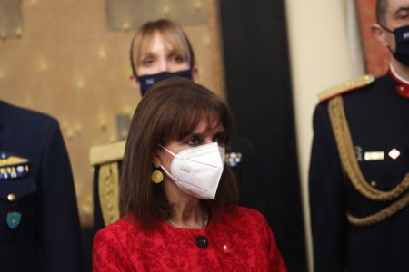 Κατερίνα Σακελλαροπούλου – Η Πρόεδρος της Δημοκρατίας δίπλα στους άστεγους του Πειραιά