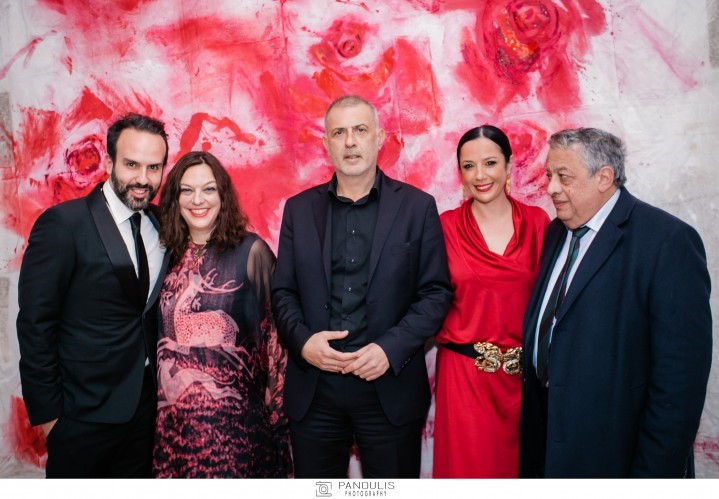 Μώραλης – Εγκαινίασε την έκθεση ζωγραφικής «Red or Dead» της Ιόλης Ξιφαρά | tovima.gr