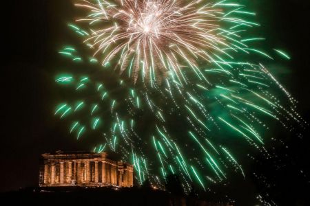 Η αλλαγή του χρόνου, τα πυροτεχνήματα και η Ακρόπολη
