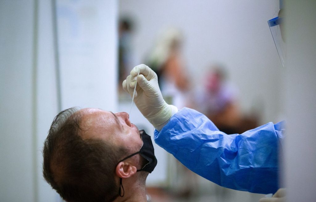 Κορωνοϊός – Πόσες μέρες μετά την επαφή με κρούσμα πρέπει να κάνουμε τεστ;