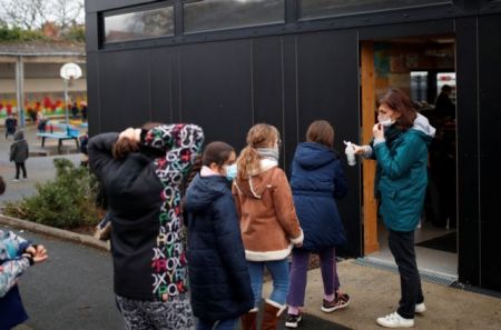 Βατόπουλος – Προειδοποιεί για να μην υποτιμήσουμε την «Όμικρον», θα γίνει συζήτηση για τα σχολεία