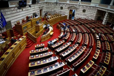 Βουλή – Κατατέθηκε η τροπολογία για χαμηλοσυνταξιούχους και άτομα με αναπηρία