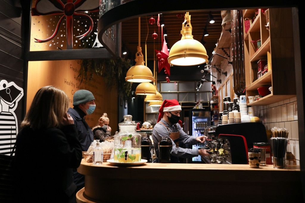 Κορωνοϊός: Επιστρέφει η μουσική και απελευθερώνεται το ωράριο στην εστίαση