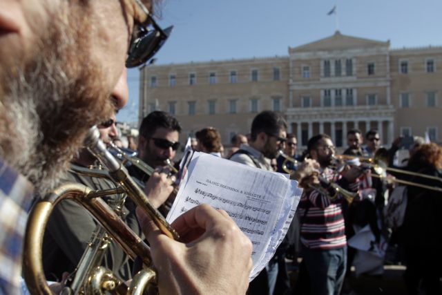Οι μουσικοί διαμαρτύρονται και λένετ τα «κάλαντα» στον υπουργό | tovima.gr