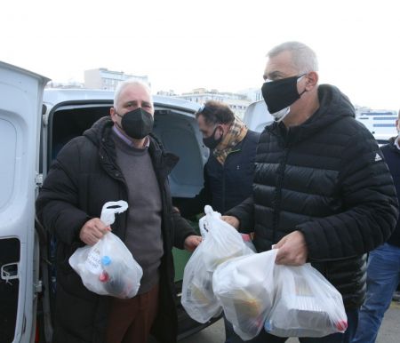 Δήμος Πειραιά – Χιλιάδες γεύματα αγάπης στους άστεγους-«Κανένας μόνος ιδίως τις γιορτές»