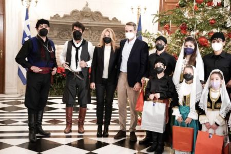 Παραδοσιακά κάλαντα στο Μαξίμου – Οι μαντινάδες που άκουσε ο Μητσοτάκης