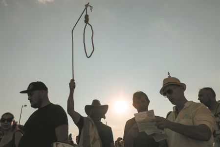 Η επίκληση του Συντάγματος από τους εχθρούς του