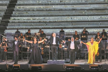 Ντίβες, γενέθλια και streaming