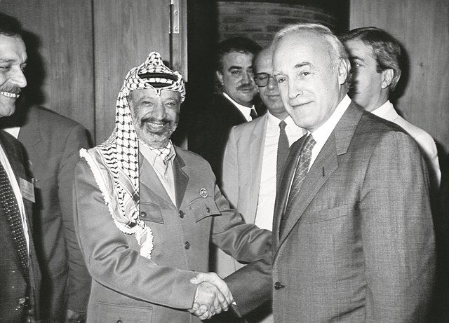 Ο άγνωστος Κάρολος Παπούλιας