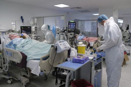 Θεσσαλονίκη – Αγωνιώδεις ολονύχτιες προσπάθειες των γιατρών να σώσουν 16χρονη που νοσεί από κοροναϊό
