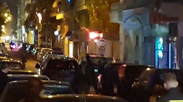 Ομηρία στο κέντρο της Αθήνας – Η στιγμή της σύλληψης του δράστη – Επιστρέφουν οι ένοικοι στα σπίτια τους | tovima.gr