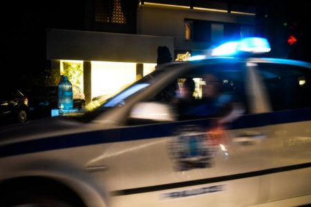 Ομηρία στο κέντρο της Αθήνας – Κακουργηματική δίωξη στον άντρα που κρατούσε όμηρο τη σύντροφό του