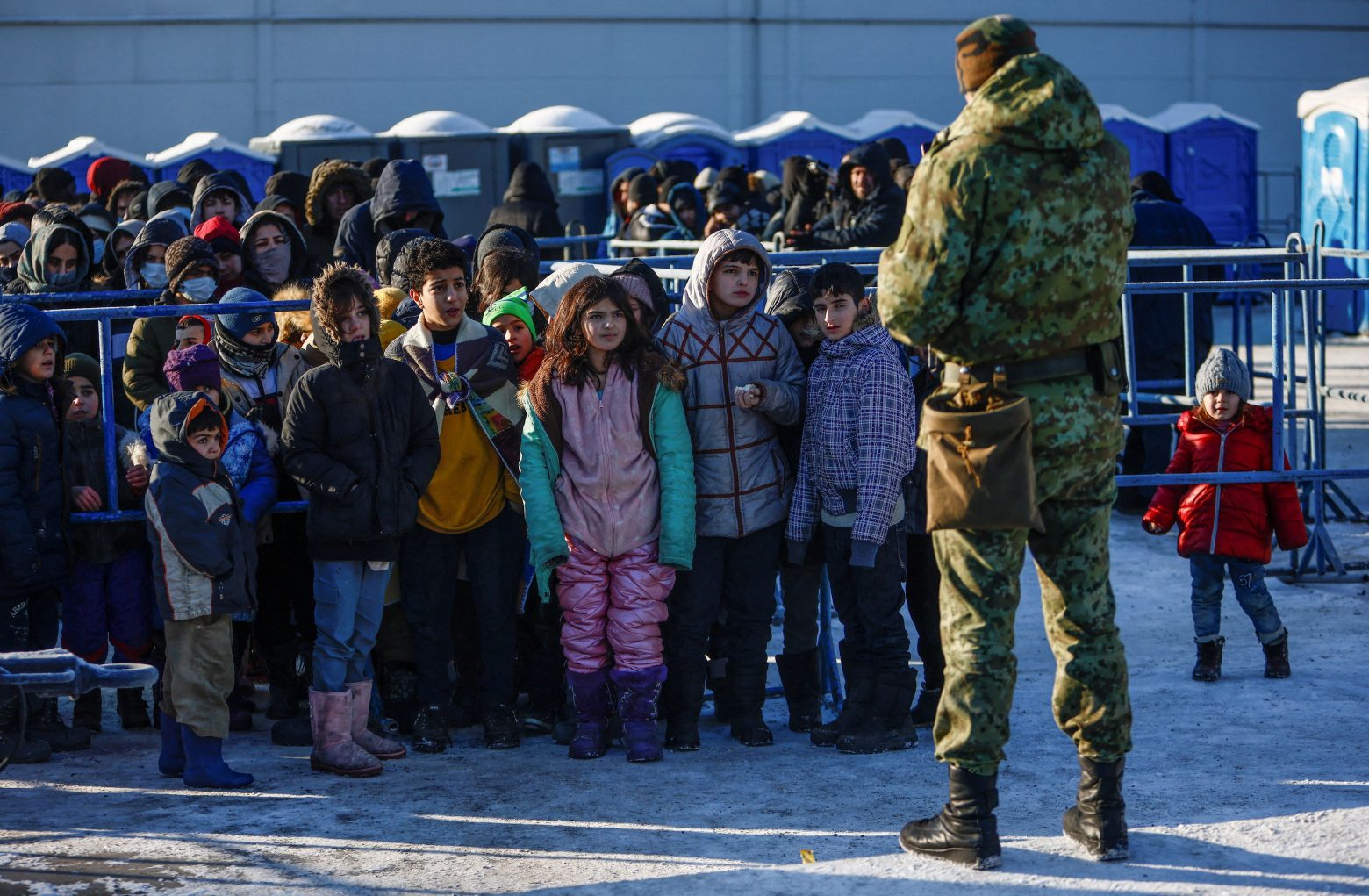 Λευκορωσία – Εκατοντάδες παραμένουν οι αποκλεισμένοι μετανάστες στα σύνορα με την Πολωνία