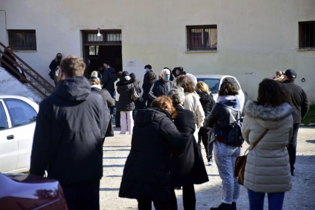 Όμικρον – Ουρές από τα ξημερώματα για ένα rapid test