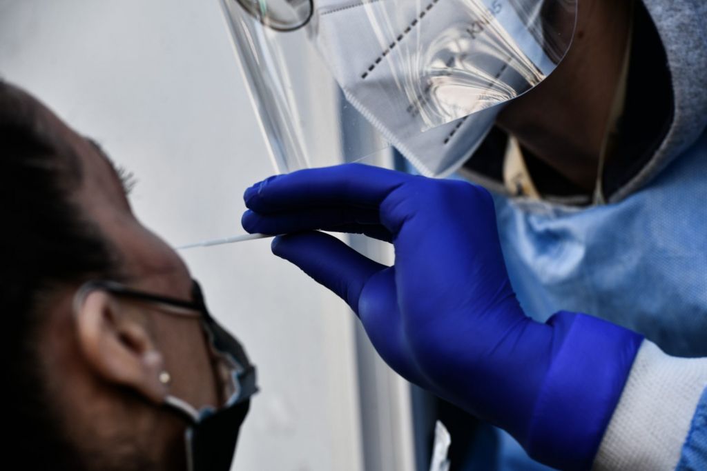 Πλαφόν στο μοριακό τεστ – Αυτή θα είναι η νέα τιμή του PCR – Φωτιά στην πολιτική αντιπαράθεση βάζουν οι ουρές για ένα rapid