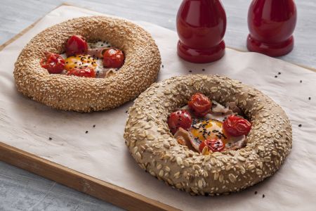 Κουλούρι Θεσσαλονίκης με τηγανητά αυγά