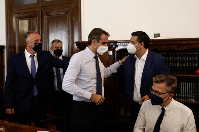 Συναγερμός στο Μαξίμου μετά τη νόσηση Σκέρτσου με κορωνοϊό