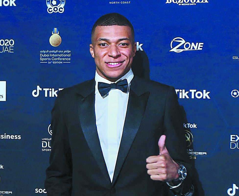 Μασάζ δίπλα στον Εμπαπέ, cigar lounge και σαμπάνιες