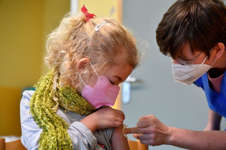 Γερμανία – Εμβολίασαν παιδιά 5-11 ετών με δόση για ενηλίκους | tovima.gr