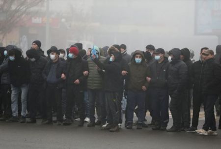 Καζακστάν – Οι αυξήσεις στο φυσικό αέριο οδήγησαν σε οργισμένες διαδηλώσεις και πτώση της κυβέρνησης