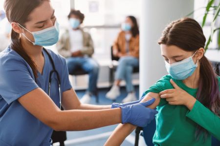 Κορωνοϊός – Εμβολιάζει τα παιδιά της κρυφά από τον αρνητή πατέρα τους