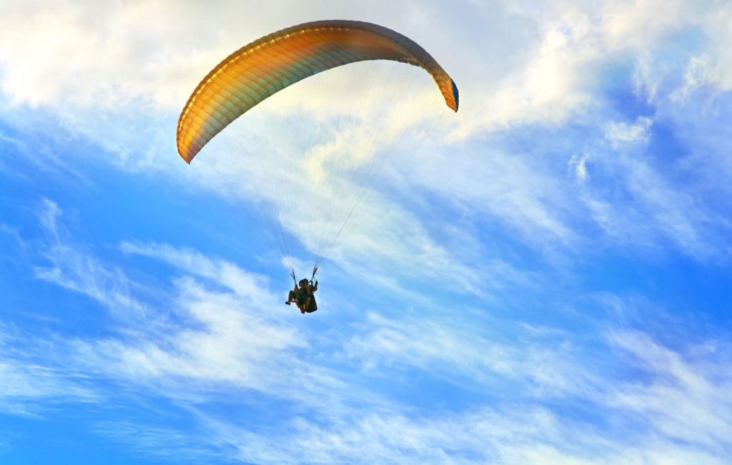 Πτώση αλεξιπτωτιστή στο Μενίδι