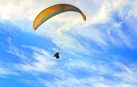 Πτώση αλεξιπτωτιστή στο Μενίδι