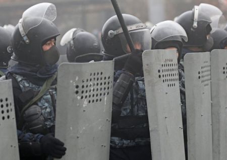 Καζακστάν – Εκρυθμη η κατάσταση -Εντολή για θανατηφόρα βία εναντίον διαδηλωτών – Αποκεφαλισμένοι δύο αστυνομικοί