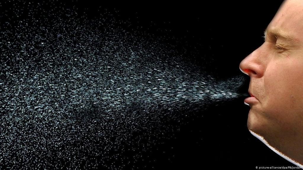 Ομικρον – Η «δυναμική» του βήχα – Πώς εξαπλώνονται τα σταγονίδια – Τι αποκαλύπτει μελέτη