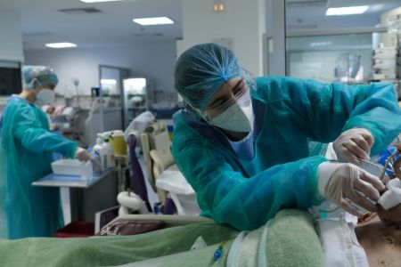 Κορωνοϊός – Δέλτα και Ομικρον γονατίζουν τα νοσοκομεία – Στο τραπέζι επίταξη γιατρών και νέα μέτρα