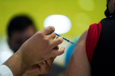 Οικονόμου – Επέκταση της υποχρεωτικότητας εμβολιασμού αν χρειαστεί – Τι είπε για σχολεία