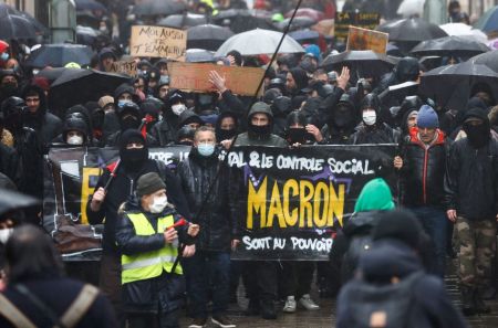 Γαλλία – Διαδηλώσεις από αντιεμβολιαστές με συνθήματα κατά Μακρόν