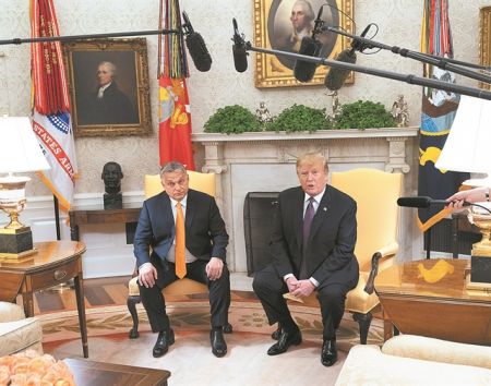 Η Διεθνής των αυταρχικών απειλεί τη δημοκρατία