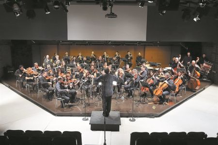 Υπό τους ήχουςτης Φιλαρμόνιας