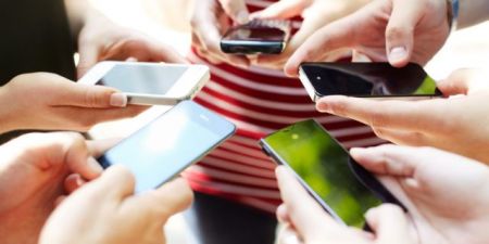 Τέλη κινητής τηλεφωνίας – Πώς κάνουν αίτηση για απαλλαγή οι συνδρομητές 15-29