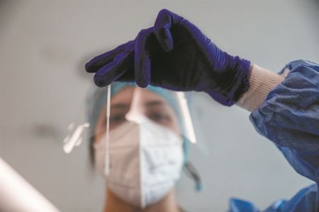 Το πρωτόκολλο για τις νέες θεραπείες κατά του κορωνοϊού