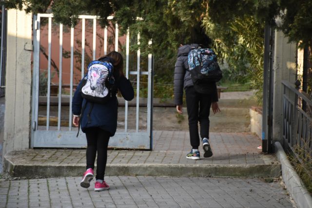 Nearly 10,000 students, teachers test positive for COVID-19 today | tovima.gr