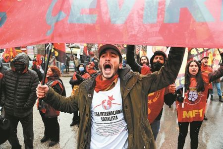 Ο Ερντογάν αγωνίζεται για την πολιτική του επιβίωση